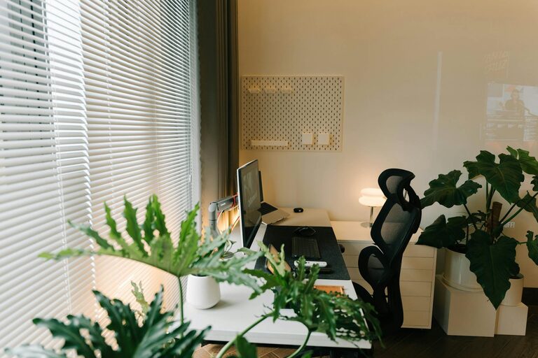 Consejos prácticos para organizar un espacio de trabajo cómodo y productivo en casa