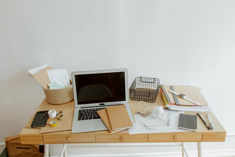Consejos prácticos para organizar un espacio de trabajo productivo en casa