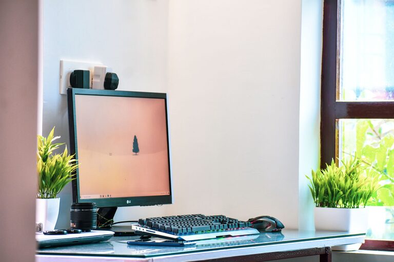 Consejos prácticos para un espacio de trabajo en casa eficiente y cómodo